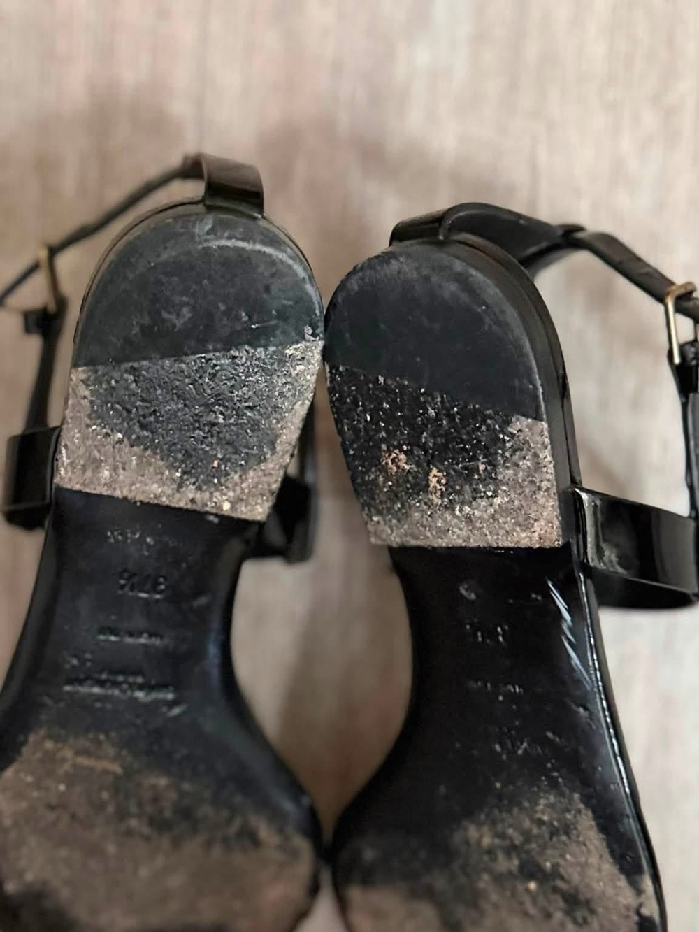 Saint Laurent Black Patent Leather Logo T-Strap Sandals - Picture 6 of 7